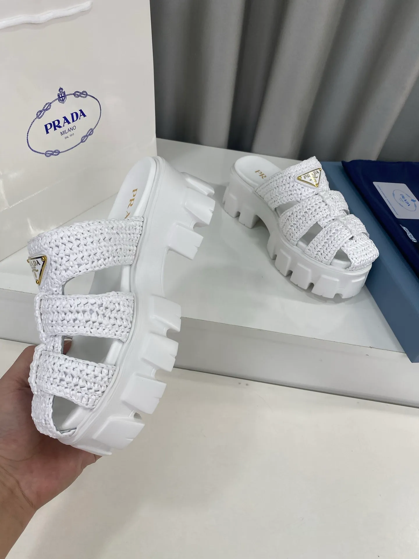 👟👟Ex-factory price 520👟👟 Prada's latest bamboo cage weaving thick-soled triangle buckle sandals☑️ Latest environmentally friendly PP material, fully hand-crocheted, just like knitting sweaters, slow work and meticulous work, retro fashionable thick-soled shoes, with woven uppers, making the whole pair of shoes light and comfortable, bright colors, satisfying various choices for fashionable people with different styles! The iconic metal triangle logo is paired with the shape of ancient beach sandals. Every design element is fashionable! Size: Women's 35-39 (34, 40, custom-made, non-returnable) Full set of counter original packaging